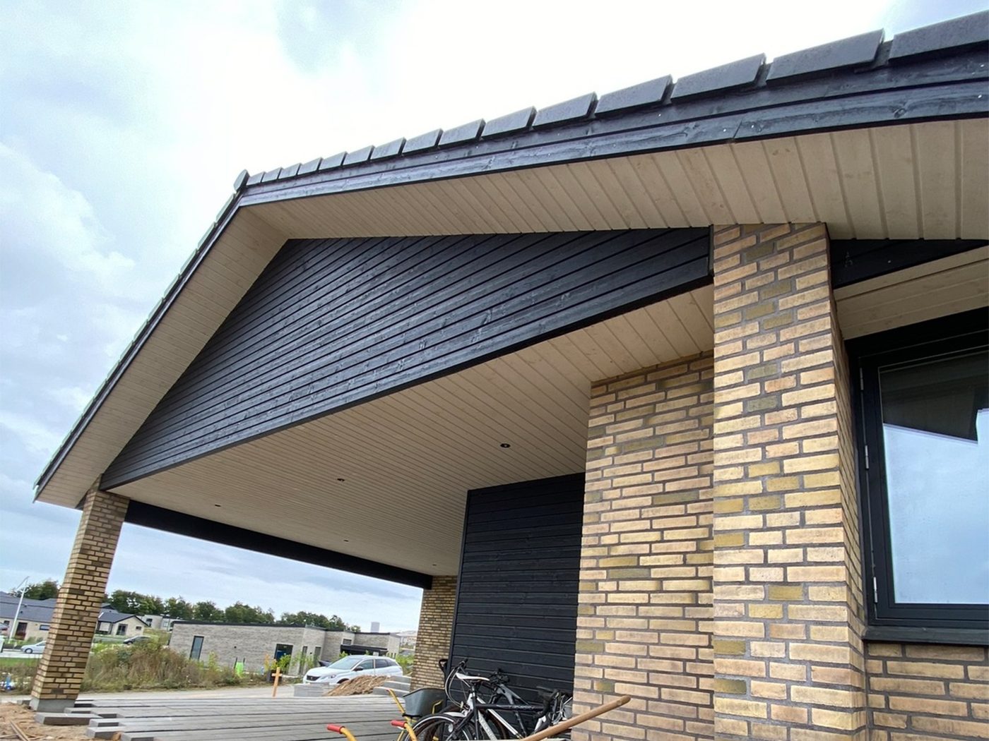 Carport og udhæng malet - før