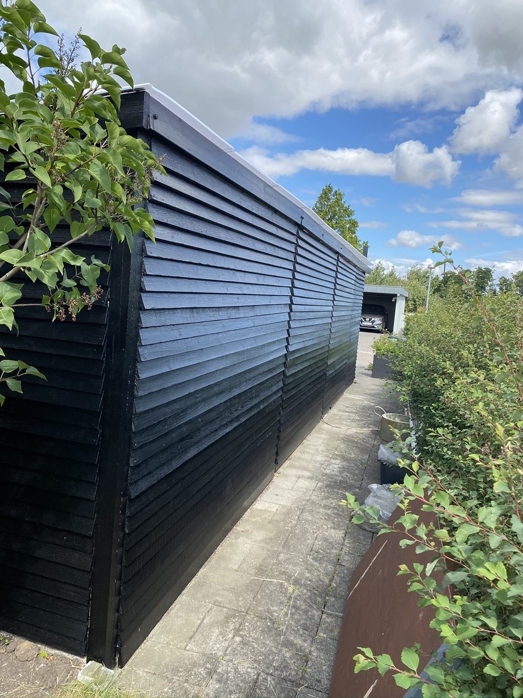 Træfacade malet sort - efter