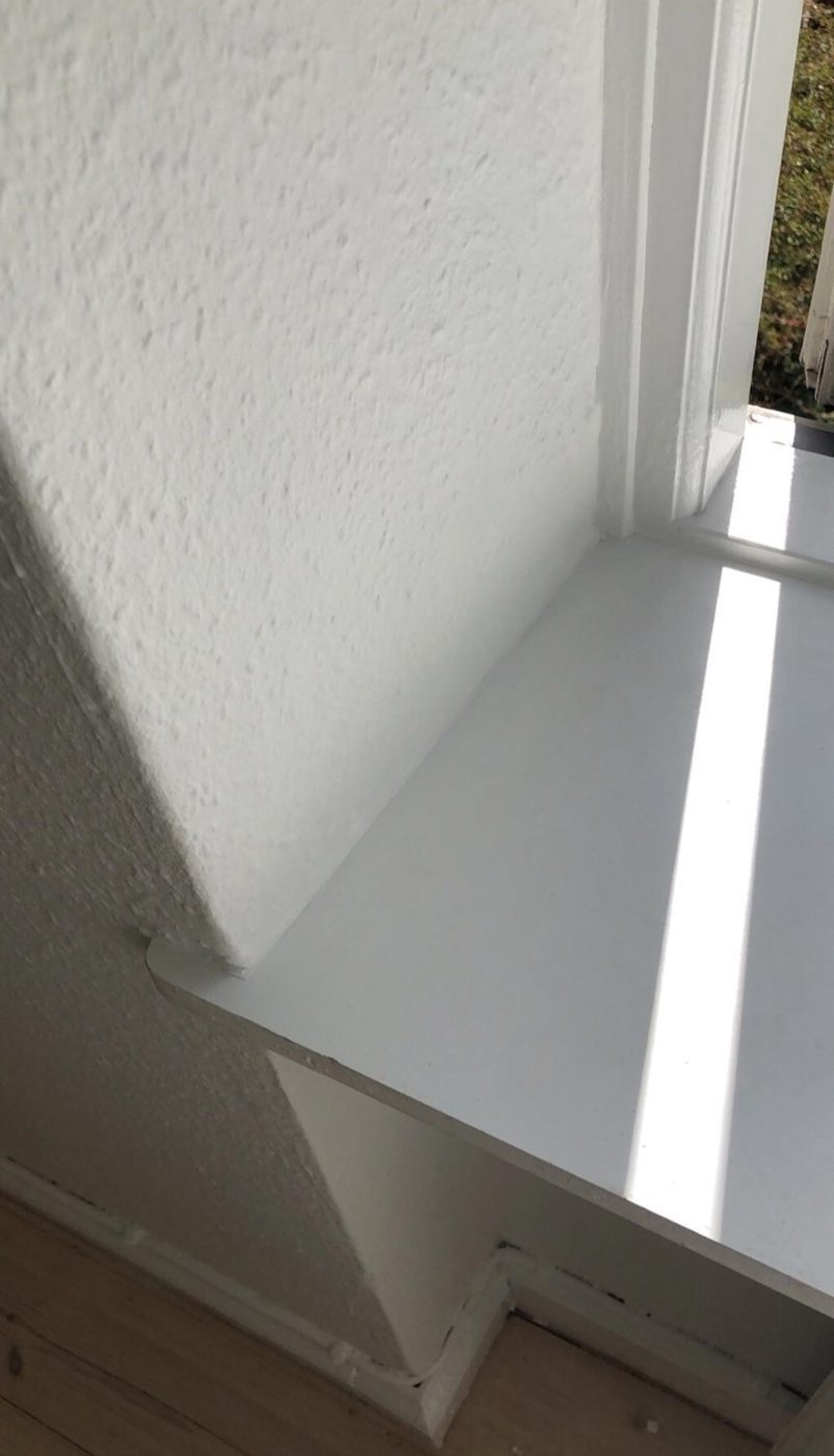Vindueskarm slebet og malet - efter